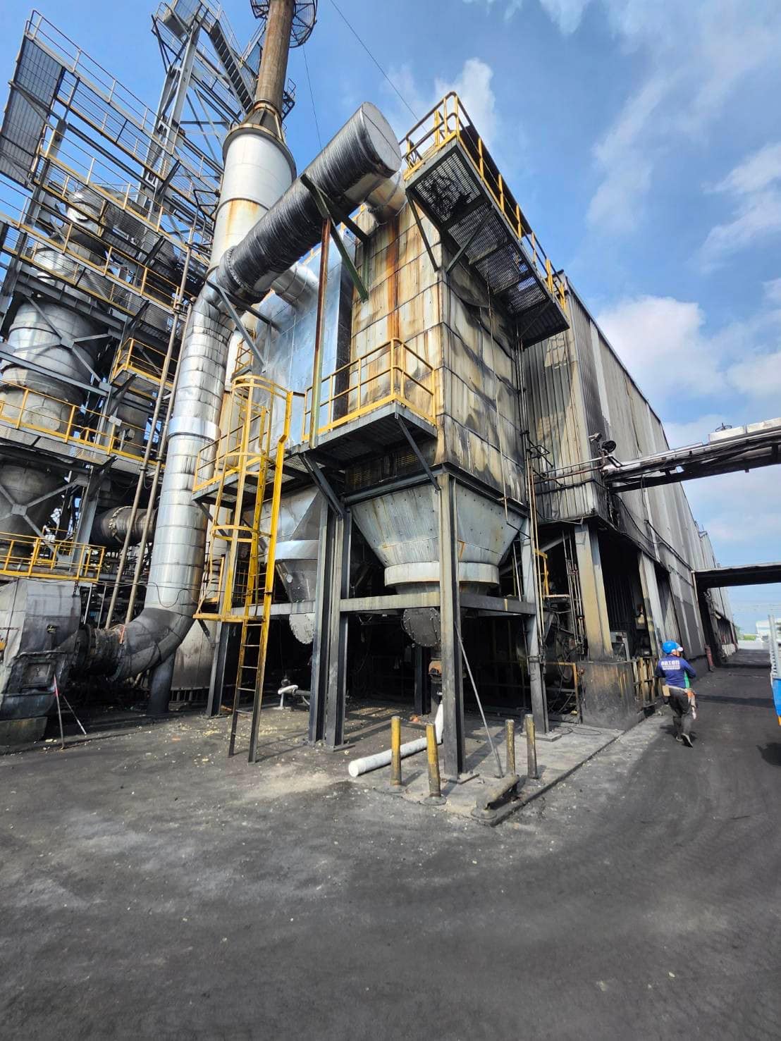 高雄工廠外牆與管線周邊鷹架搭設