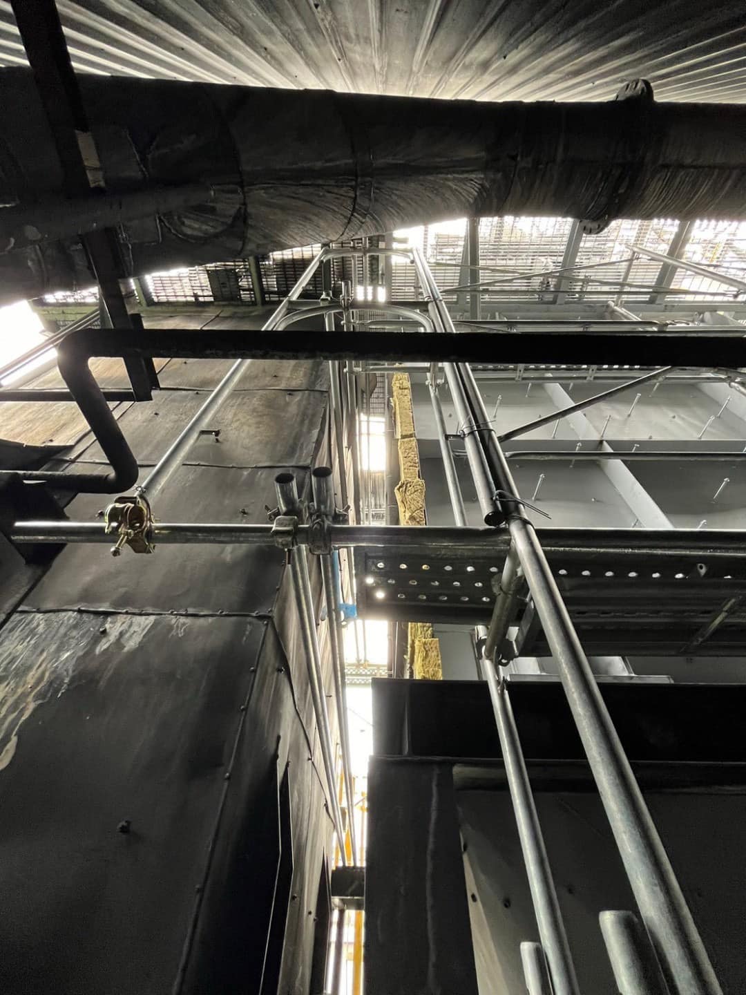 高雄工廠外牆與管線周邊鷹架搭設