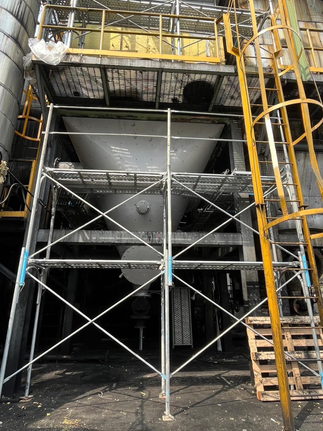 高雄工廠外牆與管線周邊鷹架搭設