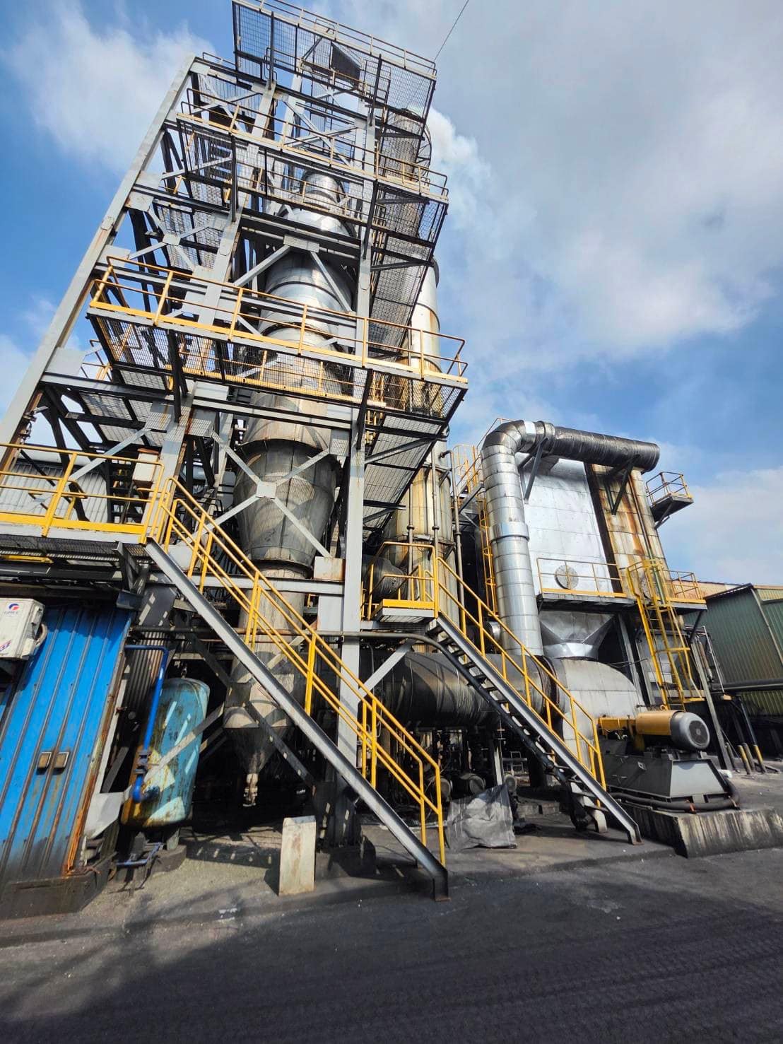 高雄工廠外牆與管線周邊鷹架搭設