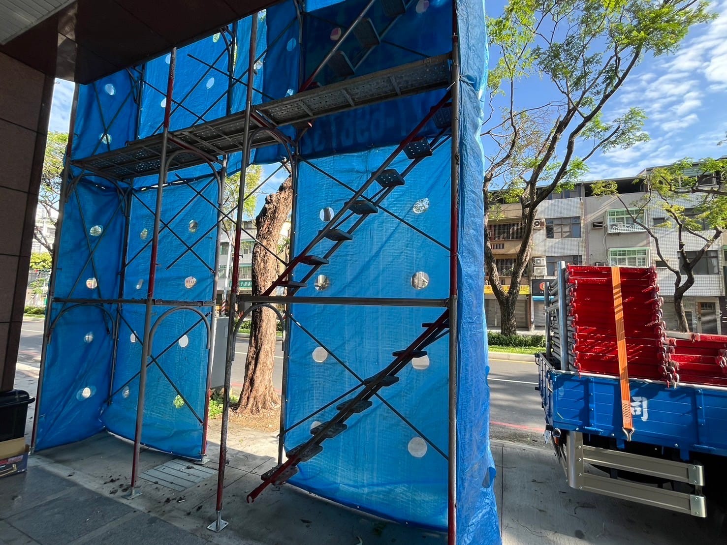 高雄大樓外牆鷹架搭設防護布包覆