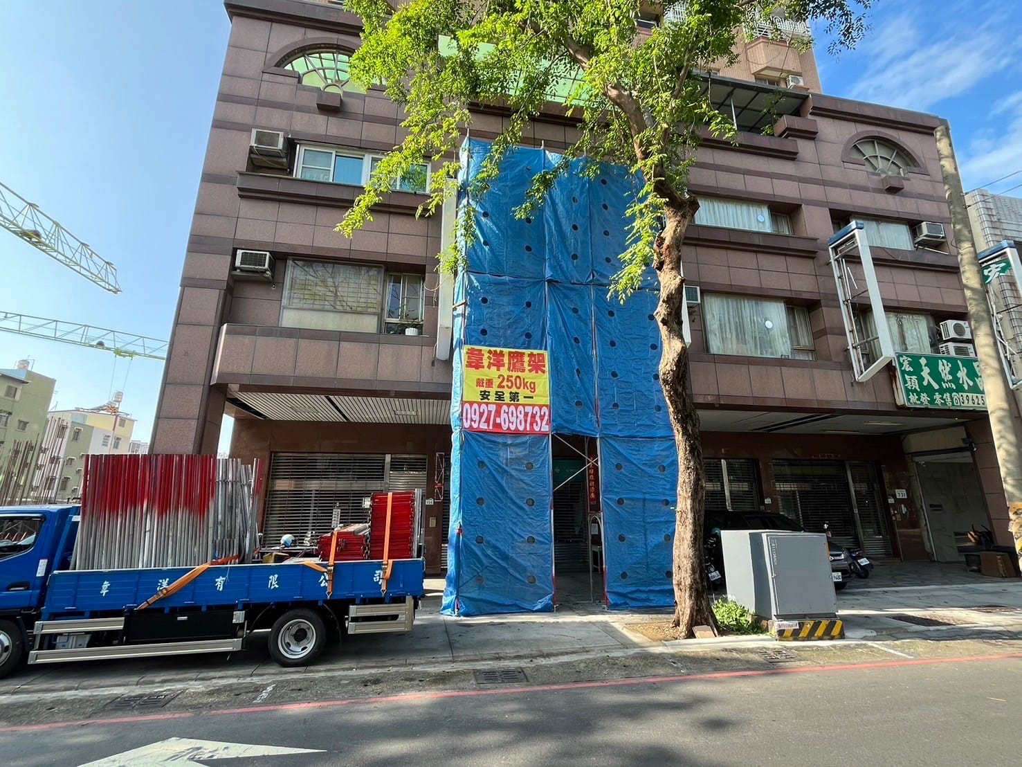 高雄大樓外牆鷹架搭設防護布包覆