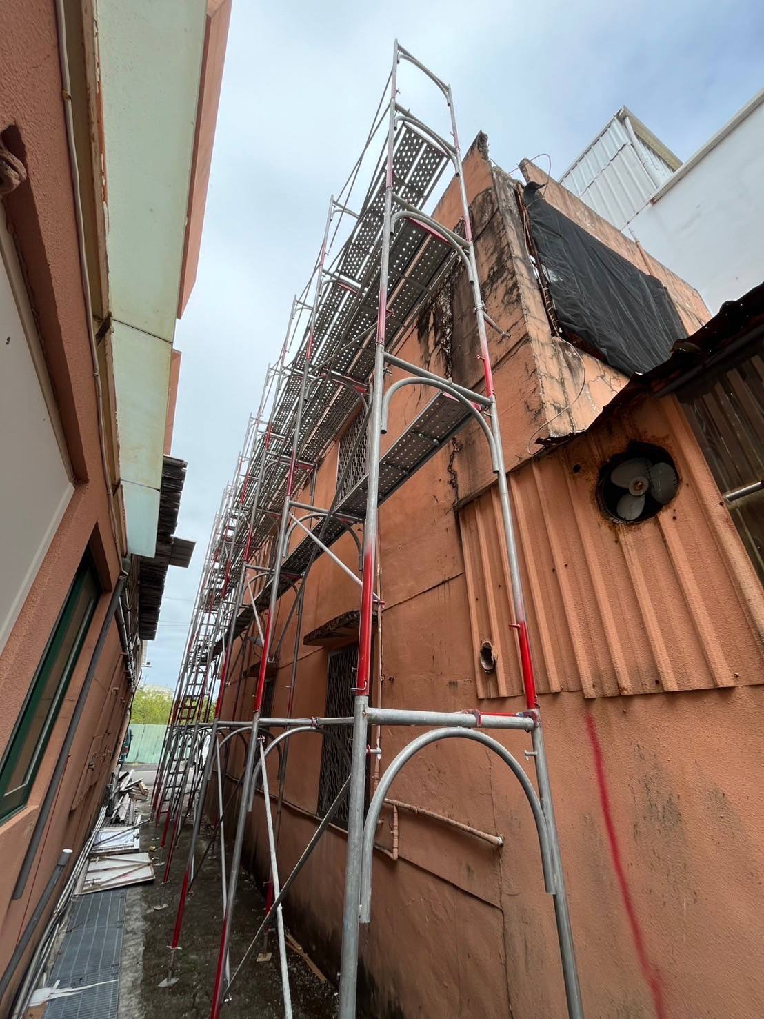 高雄老屋側邊外牆鷹架搭設